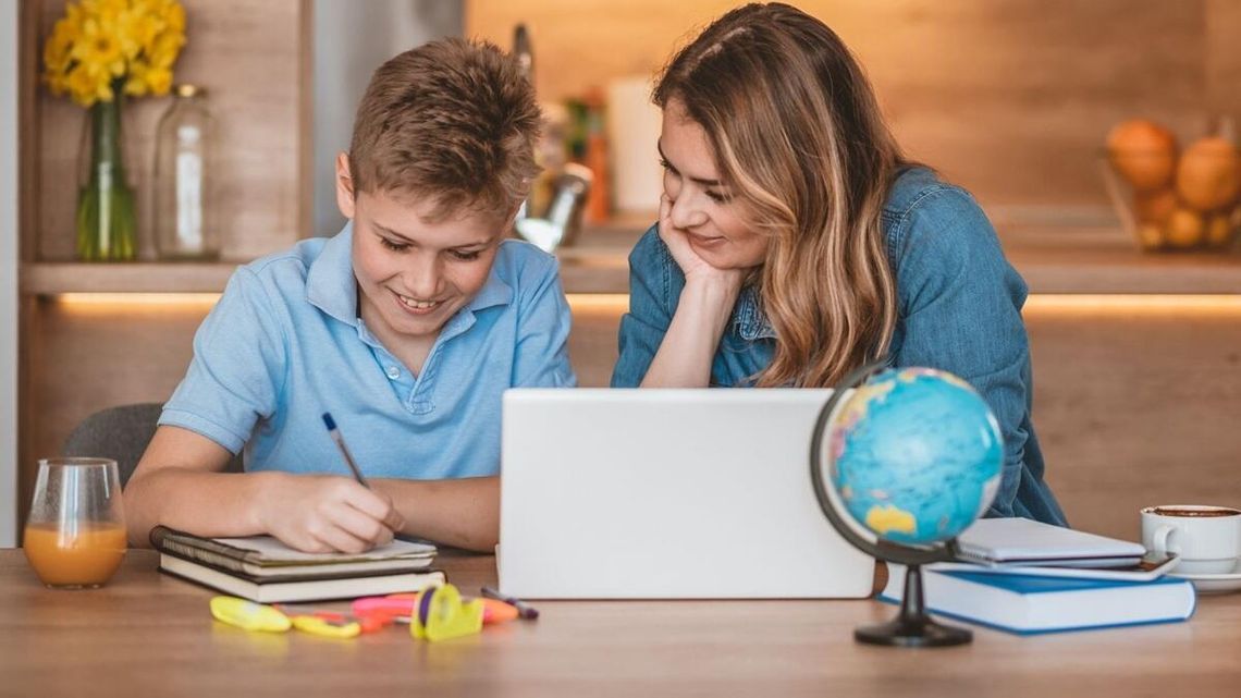 Ministerstwo Edukacji Narodowej sprawdza, czy ograniczenia w zadawaniu prac domowych nie zaszkodziły uczniom. Wyniki tej oceny mają być znane w ciągu półtora miesiąca.