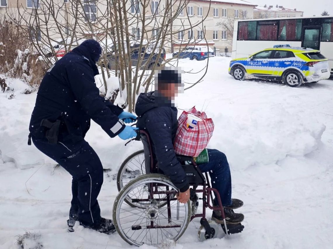Dzielnicowi z Miączyna pomogli mężczyźnie na wózku inwalidzkim bezpiecznie dotrzeć do domu.