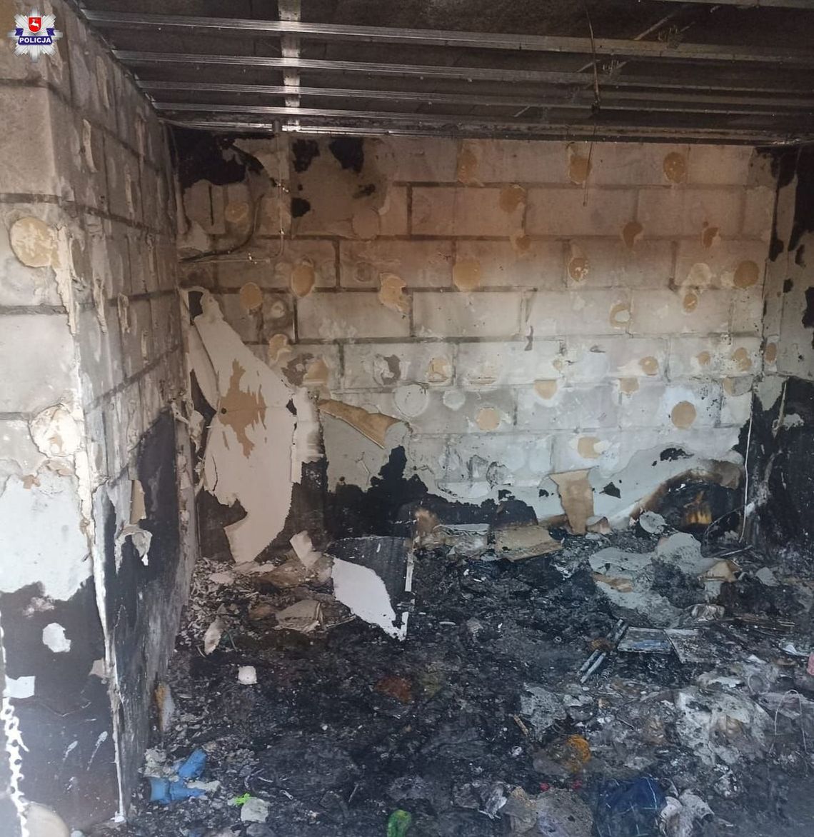 Szybka reakcja policjantów z Miączyna uratowała dzieci z płonącego domu.