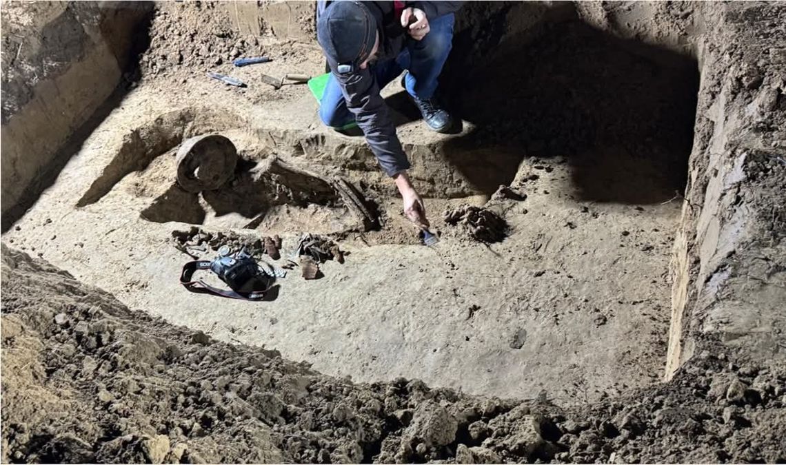 Na miejsce przybył zamojski archeolog Andrzej Maziarz, który przejął kontrolę nad wykopem.