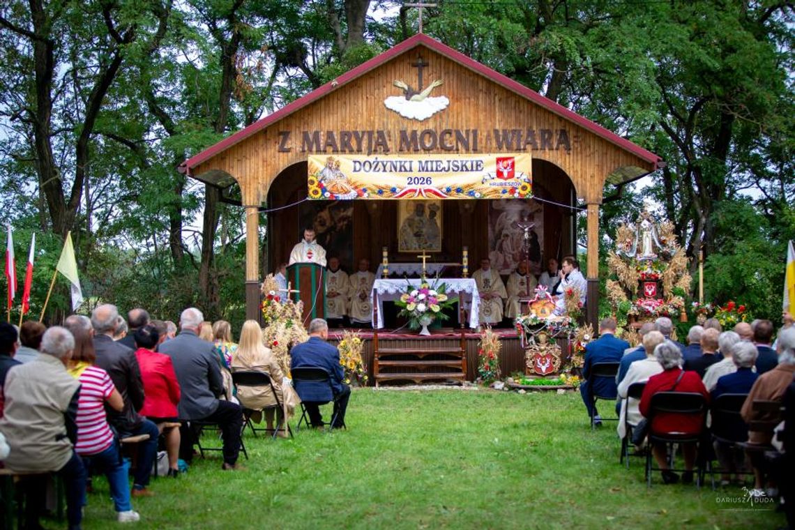 Hrubieszów świętował Dożynki Miejskie. Podziękowano rolnikom i działkowcom W programie Dożynek Miejskich znalazły się m.in. koncert solistów Zespołu Pieśni i Tańca Ziemi Hrubieszowskiej, wspólna agapa, kącik działkowca oraz inne atrakcje przygotowane dla uczestników.
