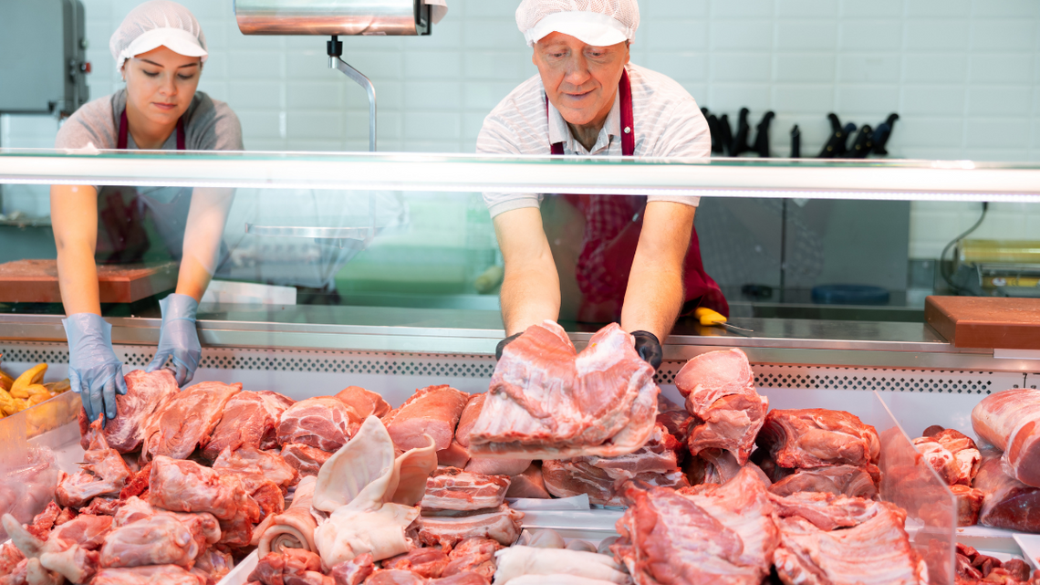 Kontrolerzy z Inspekcji Jakości Handlowej Artykułów Rolno-Spożywczych (IJHARS) wzięli pod lupę ponad 2 tony mięsa wieprzowego – pakowanego i sprzedawanego luzem – w hipermarketach w całej Polsce.