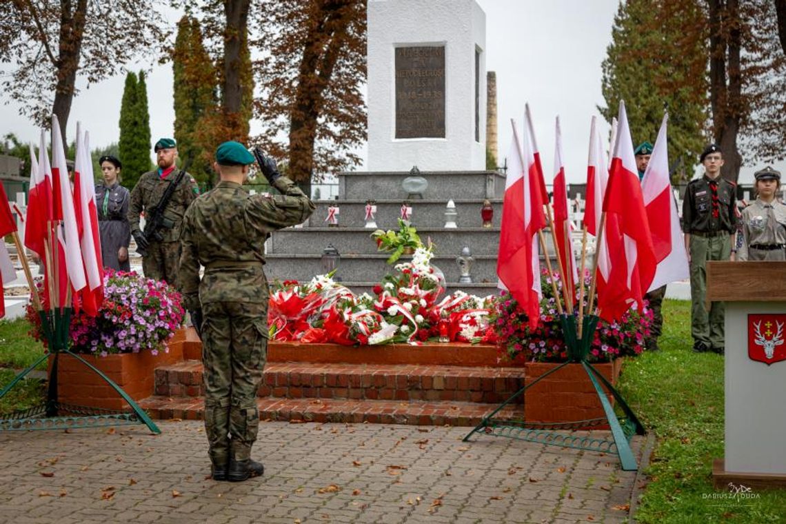 Mieszkańcy Hrubieszowa i żołnierze oddali hołd ofiarom sowieckiej agresji i Sybirakom Mieszkańcy Hrubieszowa i żołnierze oddali hołd ofiarom sowieckiej agresji i Sybirakom
