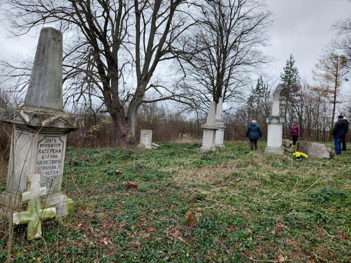 Cmentarz w Mikulinie istnieje od ok. 400 lat. Więc nawet tam, gdzie dziś już nie ma krzyża, spoczywają zmarli.