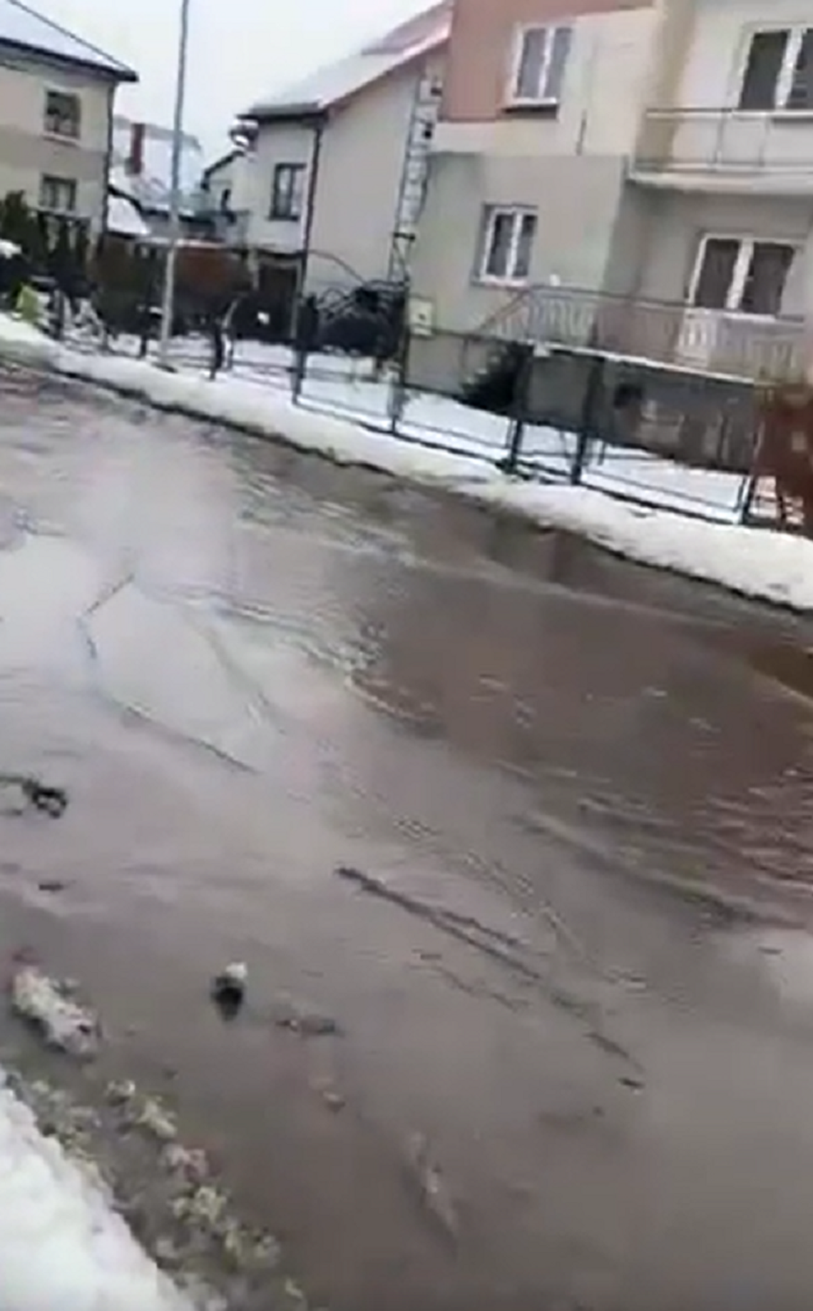 Mieszkańcy osiedla Karolówka skarżą się na "zatopione" ulice [FILM]