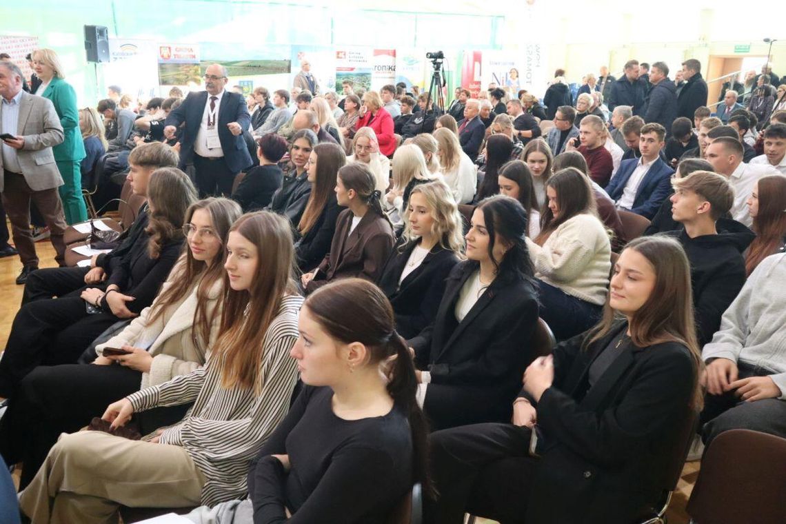 O godz. 10 w Tomaszowie Lubelskim rozpocznie się debata z Karolem Nawrockim w ramach Konferencji „Między informacją a dezinformacją”. Jej uczestnicy już czekają na prezydenta.