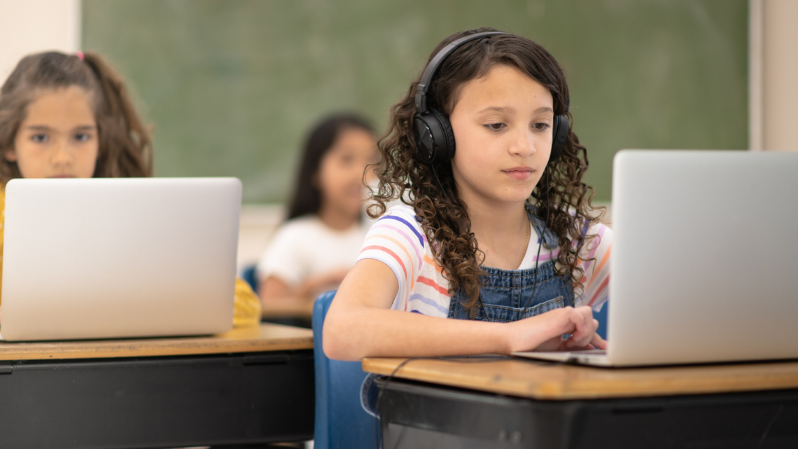 Tysiące laptopów i tabletów trafi do szkół.