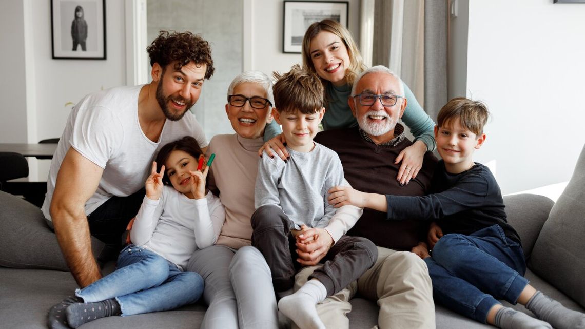 Miliardy złotych długu. Seniorzy zadłużają się, żeby pomóc bliskim Rośnie zadłużenie seniorów. W ocenie ekspertów są oni „ofiarami własnej dobroci”. Bo pomagają dzieciom i wnukom spłacać długi albo finansują im bieżące wydatki.