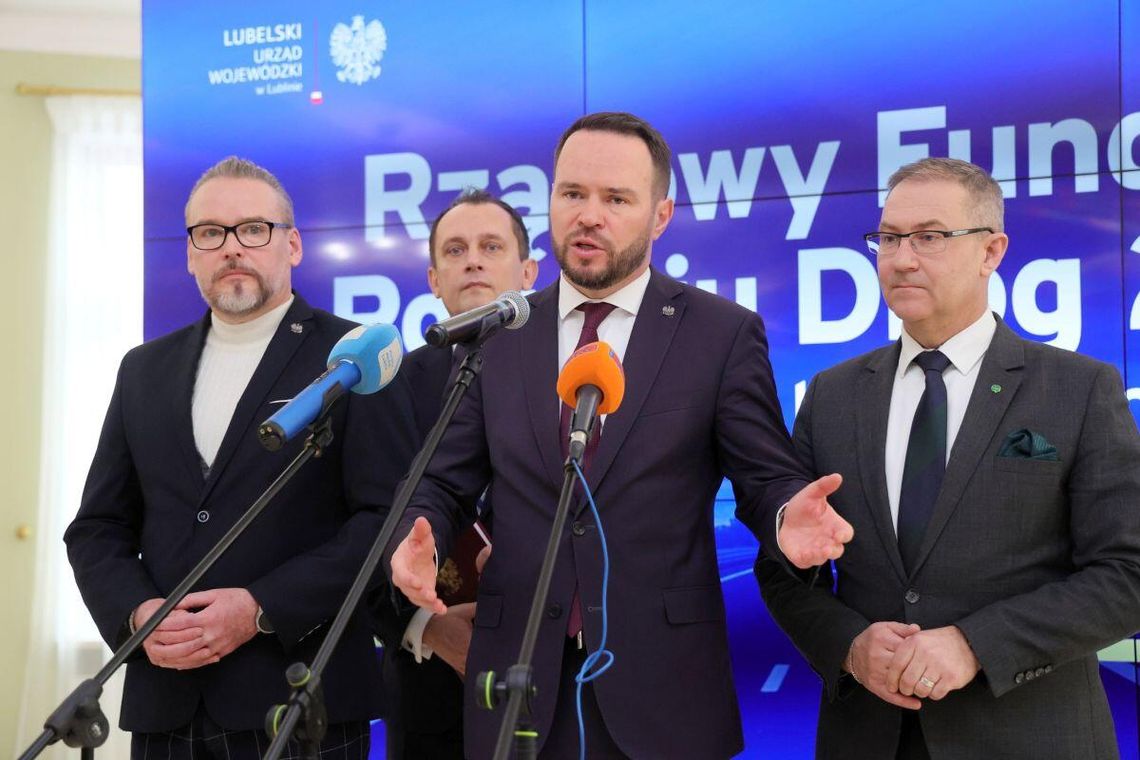 Wojewoda Krzysztof Komorski ogłaszał na konferencji prasowej, że województwo lubelskie dostanie rekordowe środki na drogi. W powiecie tomaszowskim tę informację przyjęto bez entuzjazmu, bo powiat nie dostał na razie nic, a od początku kadencji obecnego rządu rekordowo mało. Fot. Lubelski Urząd Wojew