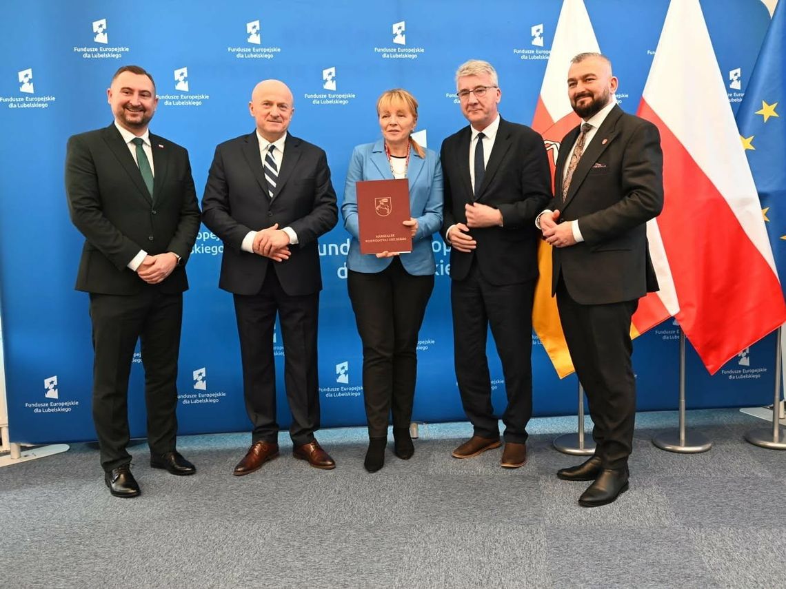 Miliony na recykling w gminie i mieście Tomaszów i PSZOK w gminie Rachanie Burmistrz Miasta Tomaszów Lubelski Wojciech Żukowski odebrał umowę na dofinansowanie projektu pn. „Poprawa systemu gospodarki odpadami na terenie MOF”.