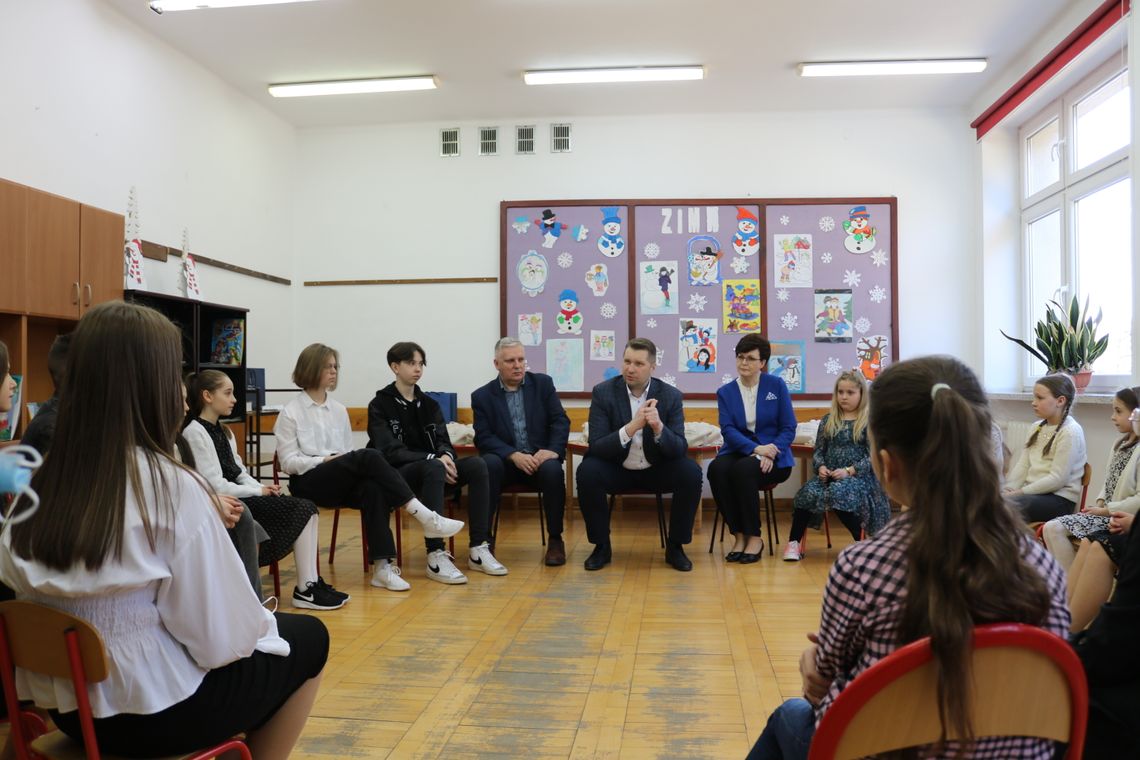 Minister Czarnek spotkał się z uczniami i samorządowcami w Lubyczy Królewskiej