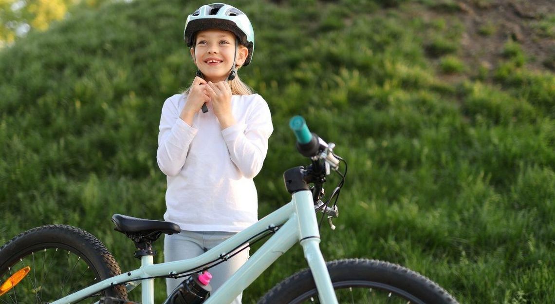 Ministerstwo Infrastruktury zapowiedziało, że ufunduje kaski. Miałyby być wręczane po zdaniu na kartę rowerową.