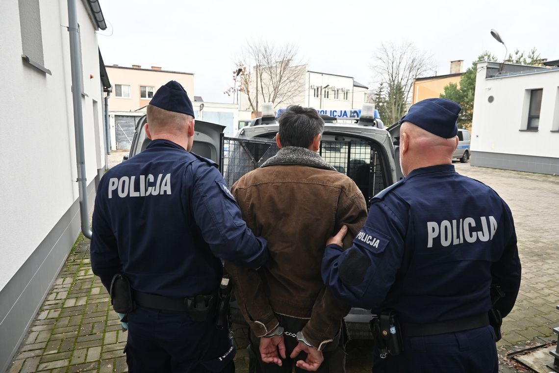 Mircze: Areszt dla 56-latka, który bił żonę, znęcał się i groził jej nożem 56-latek z Gminy Mircze znęcał się nad żoną, znieważył policjanta i naruszył jego nietykalność cielesną.