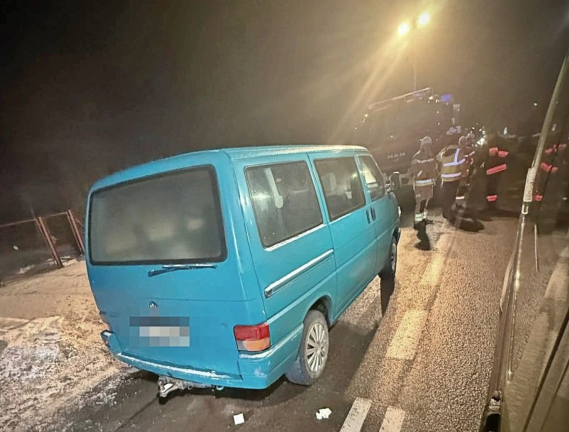 Volkswagen Transporter najechał na przewróconego na jezdni rowerzystę. 25-latek z Hrubieszowa znalazł się pod kołami busa. Fot. MiChał (LubieHrubie)