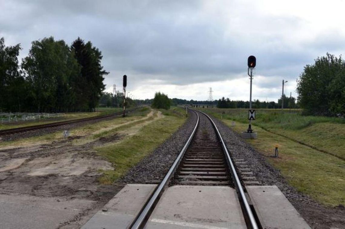 St. sierż. Mateusz Poznański i sierż. Dagmara Jabłońska z zamojskiego ruchu drogowego odnaleźli 16-latka w okolicy torów kolejowych.