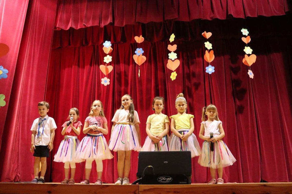 Wydarzenie było nie tylko okazją do prezentacji talentów, ale także pięknym podziękowaniem dla rodziców – pierwszych kibiców i przewodników swoich dzieci. Fot. KDK