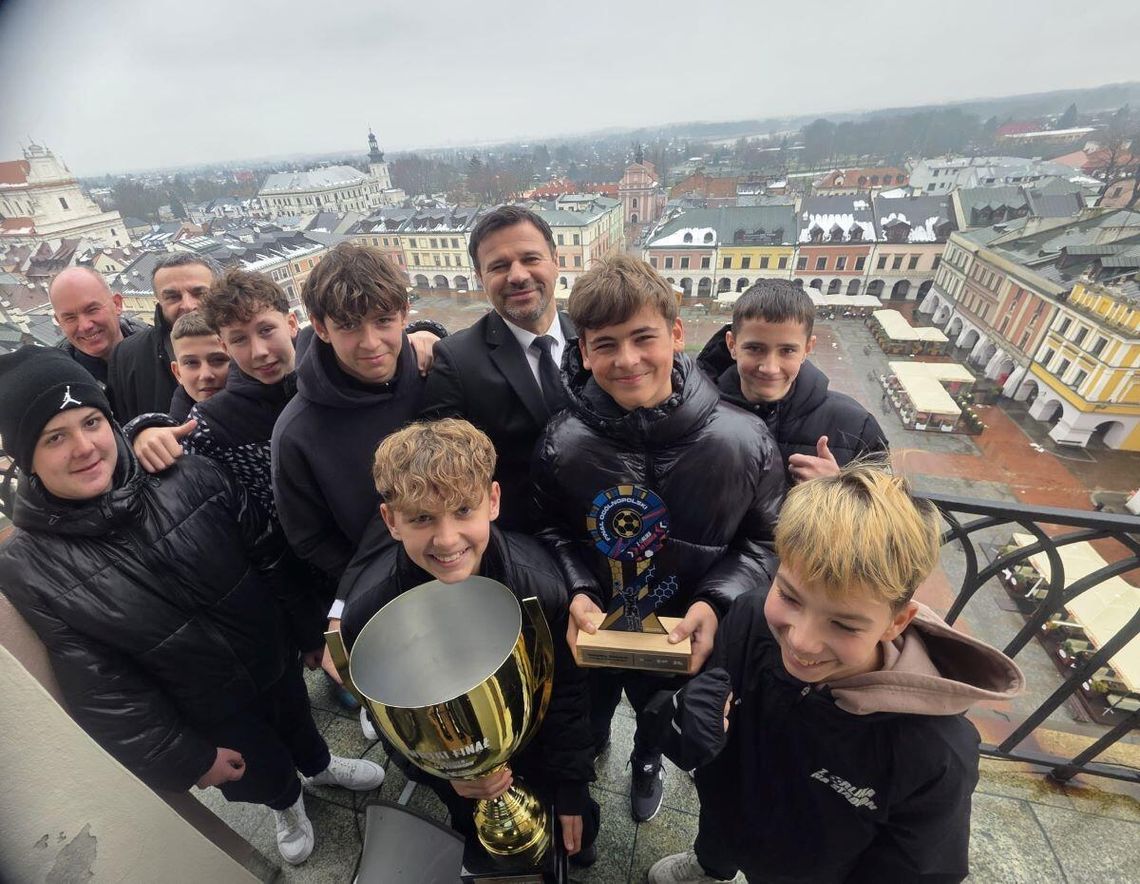 „Młodzi Lewandowscy” u prezydenta Zamościa. Wygrali turniej Z Orlika na Stadion Zwycięska drużyna z Zamościa.