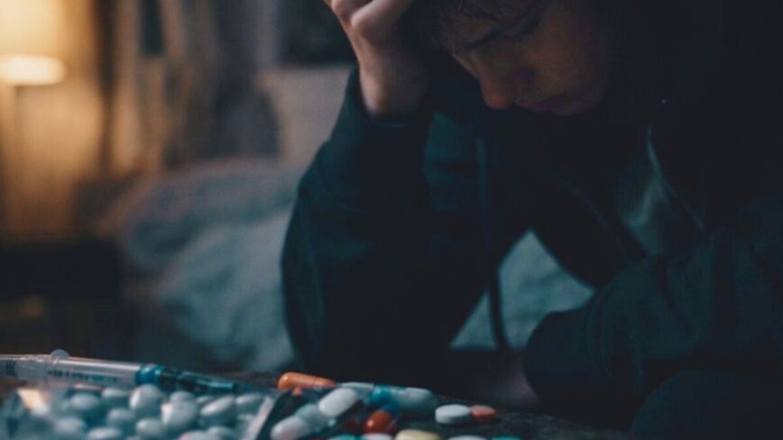 Zamiast dopalaczy – mieszanki leków. Rośnie liczba zatruć wśród nieletnich, a eksperci alarmują: skutki mogą być śmiertelne.