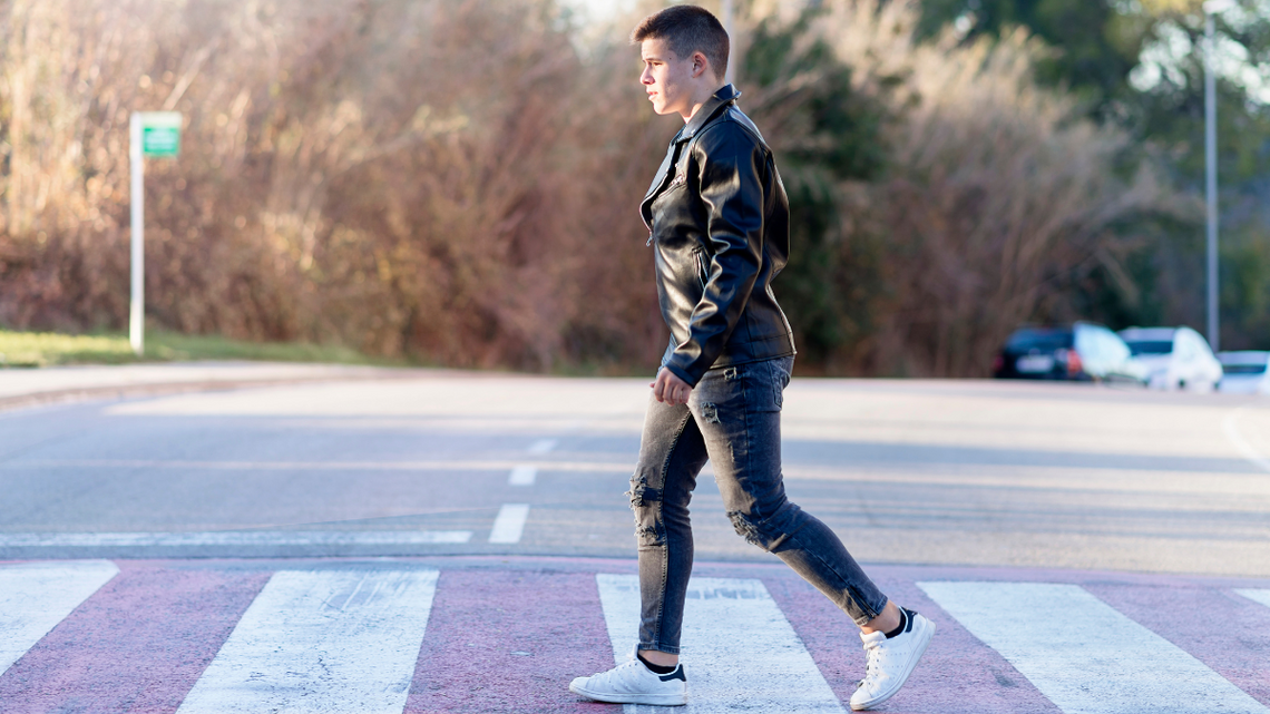 Mniej wypadków z pieszymi. Ale ginie ich prawie tyle samo Do ponad połowy wypadków z pieszymi dochodzi na pasach. Ginie co trzeci z nich.