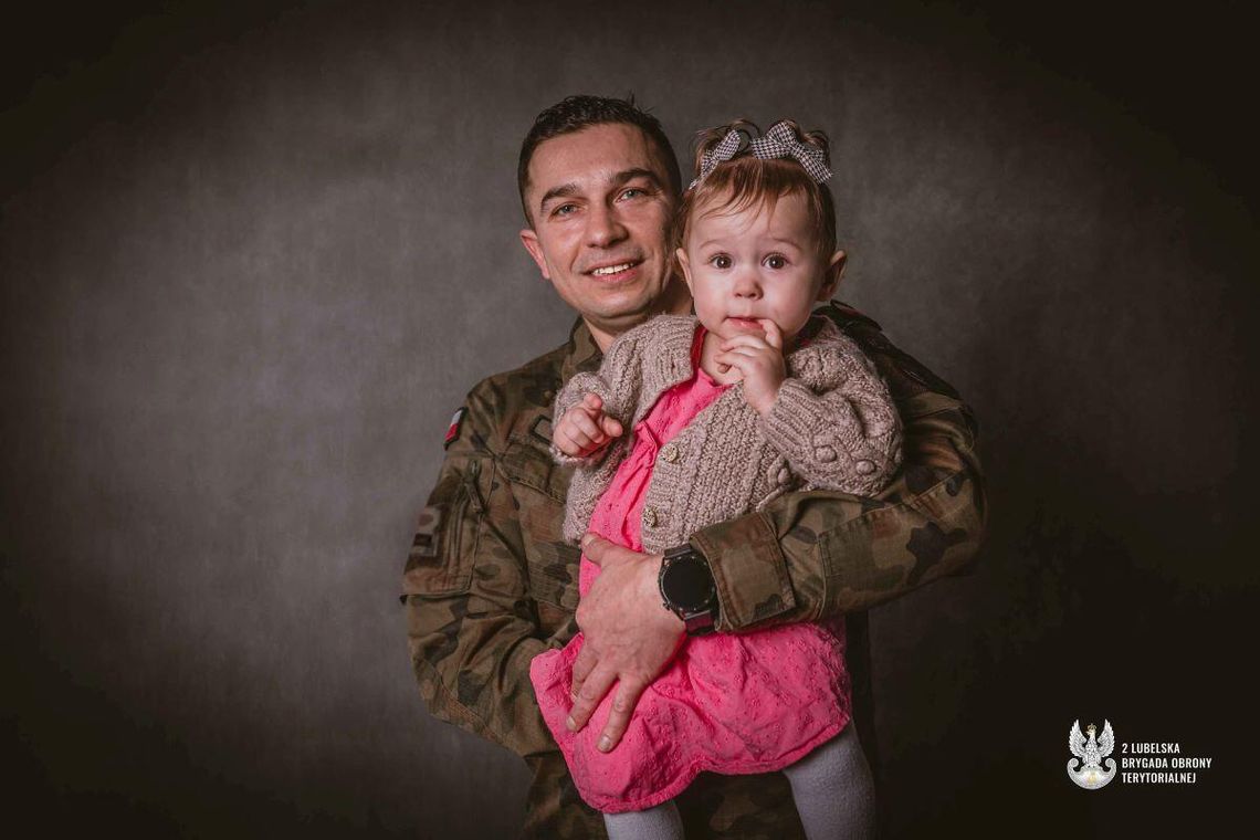 W Dniu Dziadka poznajmy niezwykłego bohatera – starszego szeregowego specjalistę Marcina, żołnierza 2 Lubelskiej Brygady OT, ojca trzech synów i dumnie noszącego tytuł dziadka rocznej Anastazji.