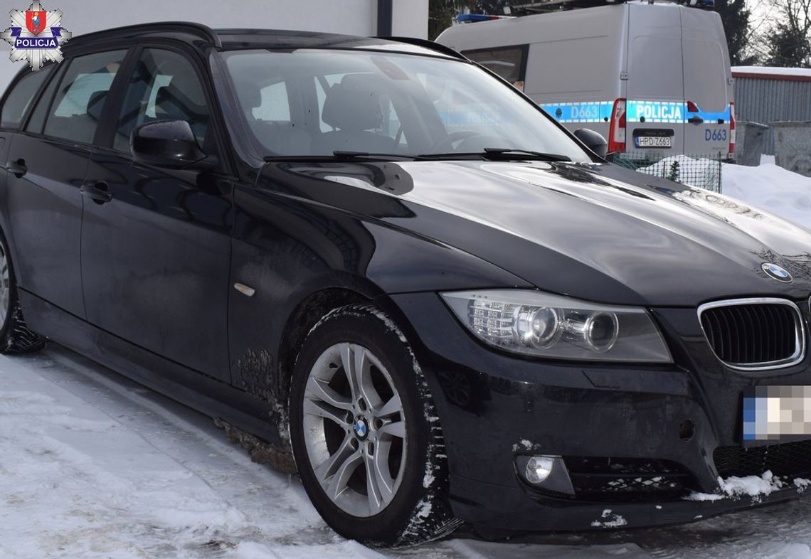 Kierujący BMW odpowie za prowadzenie pojazdu w stanie nietrzeźwości, posiadanie narkotyków oraz spowodowanie kolizji drogowej.