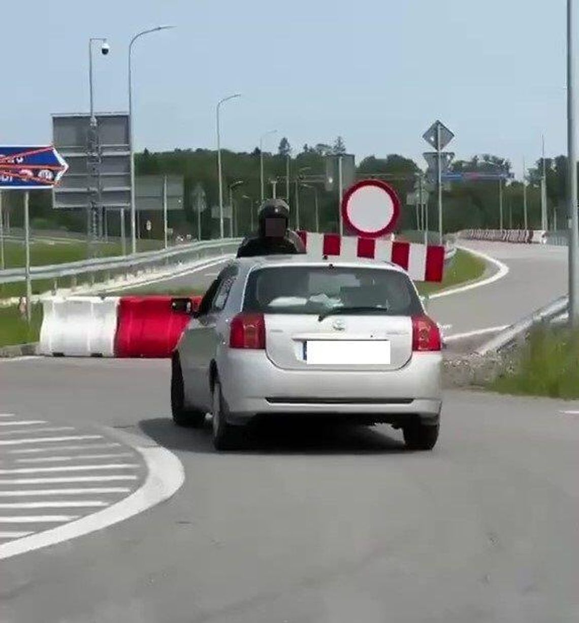 Kierowca ruszył wprost na motocyklistę, aż ten znalazł się na masce jego samochodu. Tak przejechał jeszcze kilka metrów.