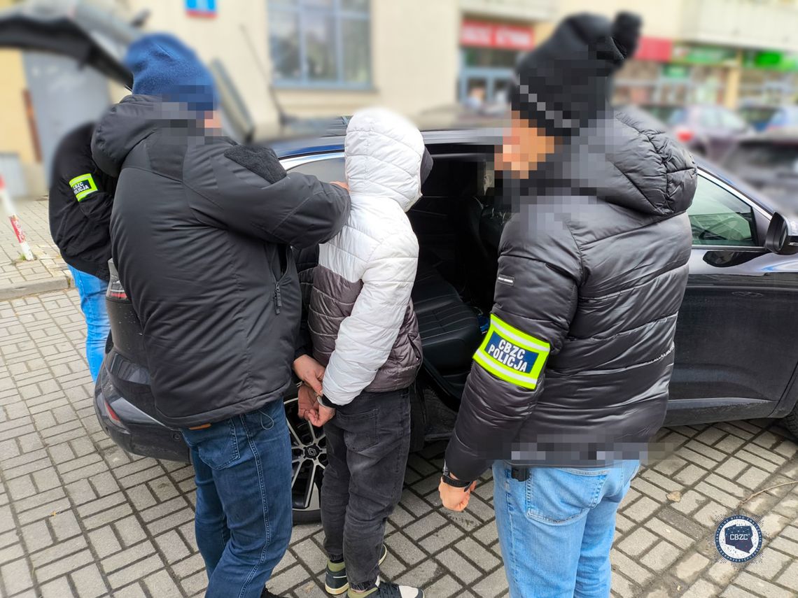 Przestępcy podszywali się pod pracowników banków oraz policjantów, aby wyłudzać kody do szybkich płatności. Łączne straty wynoszą ponad 230 tys. zł.