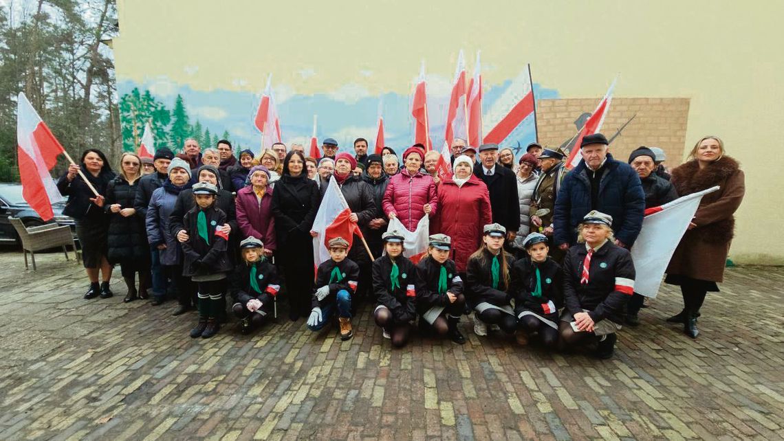 Mural w domu seniora w Krasnobrodzie. To ważny symbol Odsłonięcie muralu stało się okazją do wspólnego świętowania.