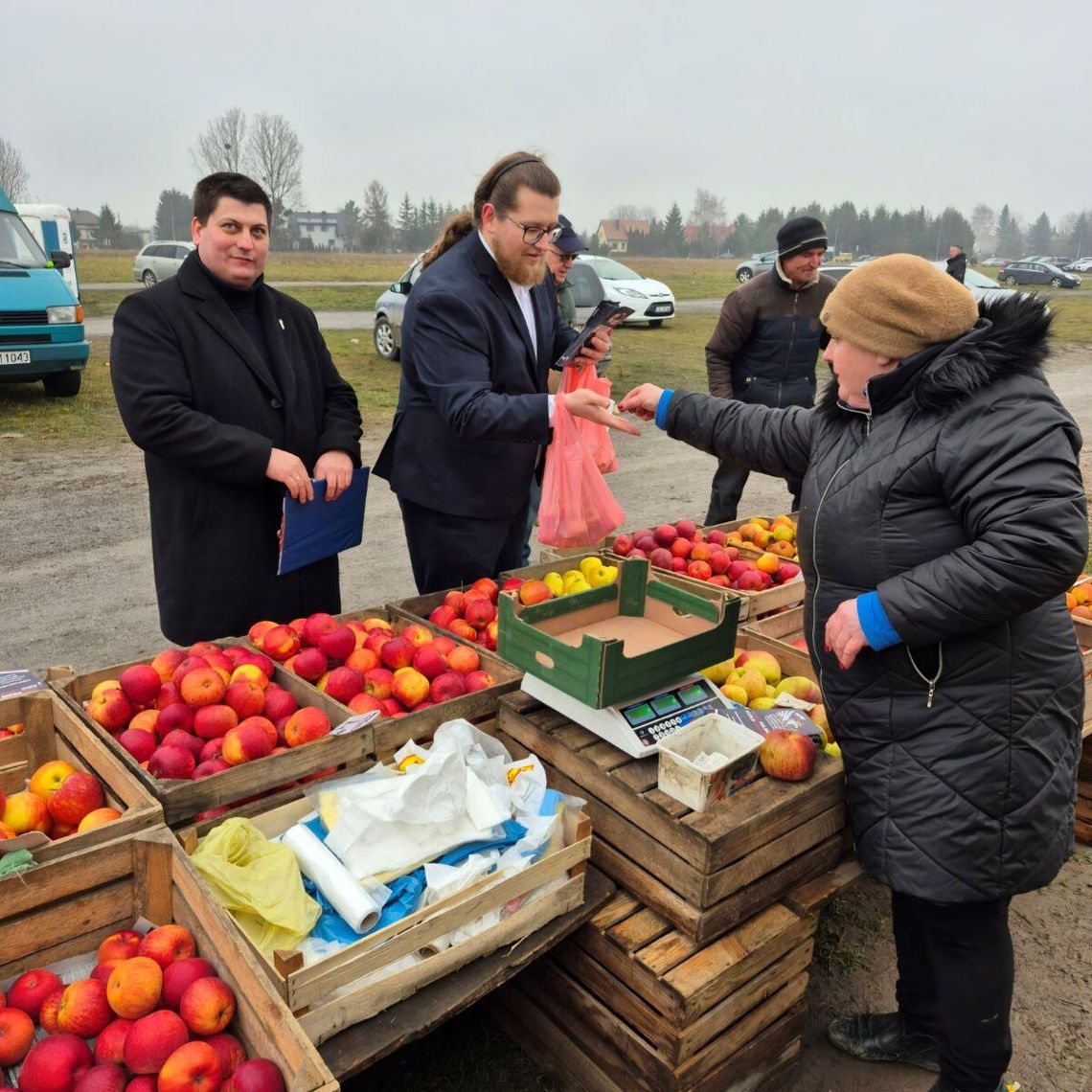21 grudnia na terenie giełdy w Mokrem odbyła się konferencja prasowa oraz akcja społeczno-informacyjna „Kupuj Polskie, Kupuj Lokalnie”.