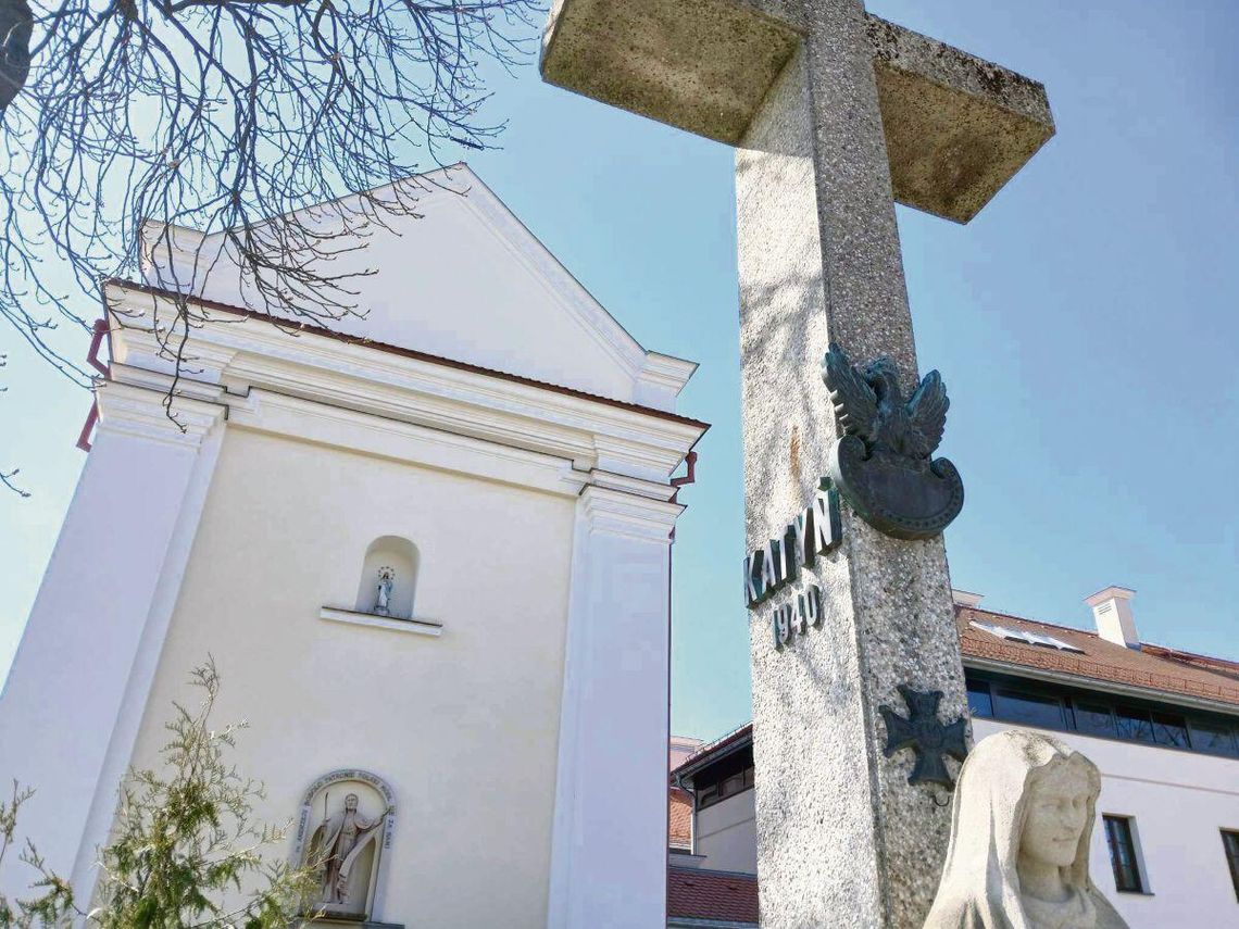 Nowa tablica będzie eksponowana na zewnętrznej ścianie prezbiterium, pod figurą św. Andrzeja Boboli i za Krzyżem Katyńskim.