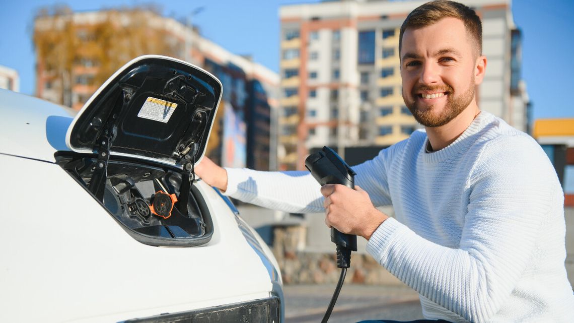 Złodzieje w całej Polsce obcinają kable ze stacji ładowania.