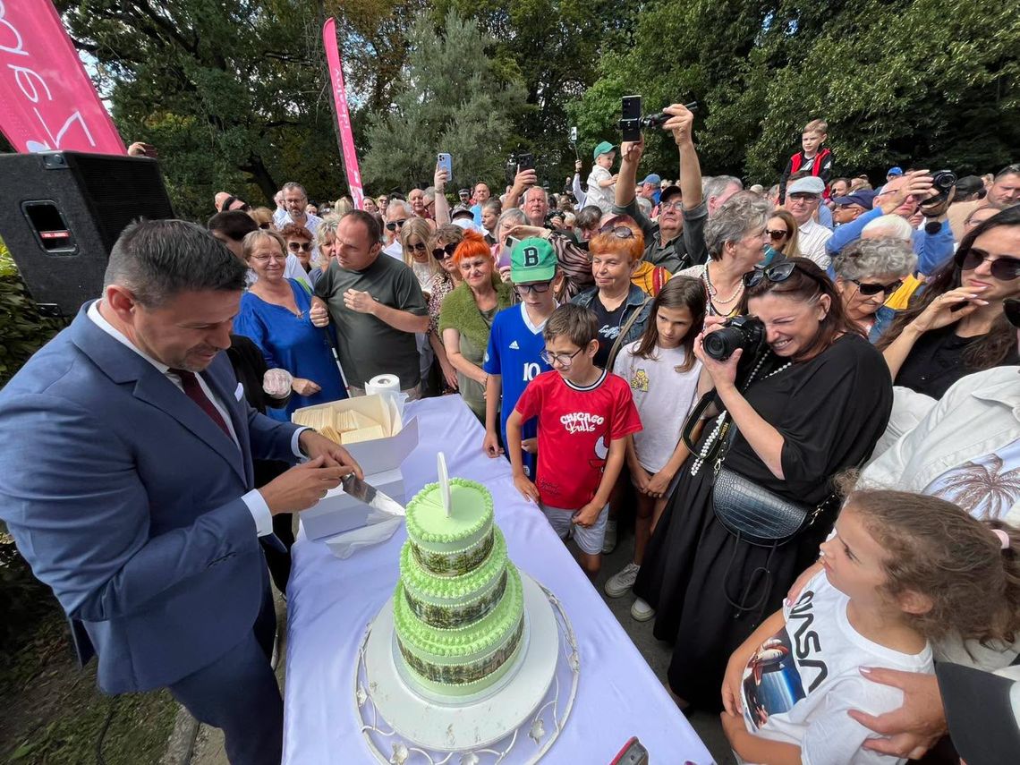 Park Miejski w Zamościu świętuje 100-lecie. Tak wyglądały jubileuszowe obchody Goście mogli skosztować jubileuszowego wypieku, którym częstował prezydent Zamościa Rafał Zwolak.