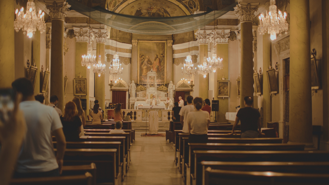 Sekularyzacja w Polsce przyspiesza – młodzi odchodzą od religii, Kościół traci wpływy. Trend pierwszy raz tak widoczny od 2016 roku.