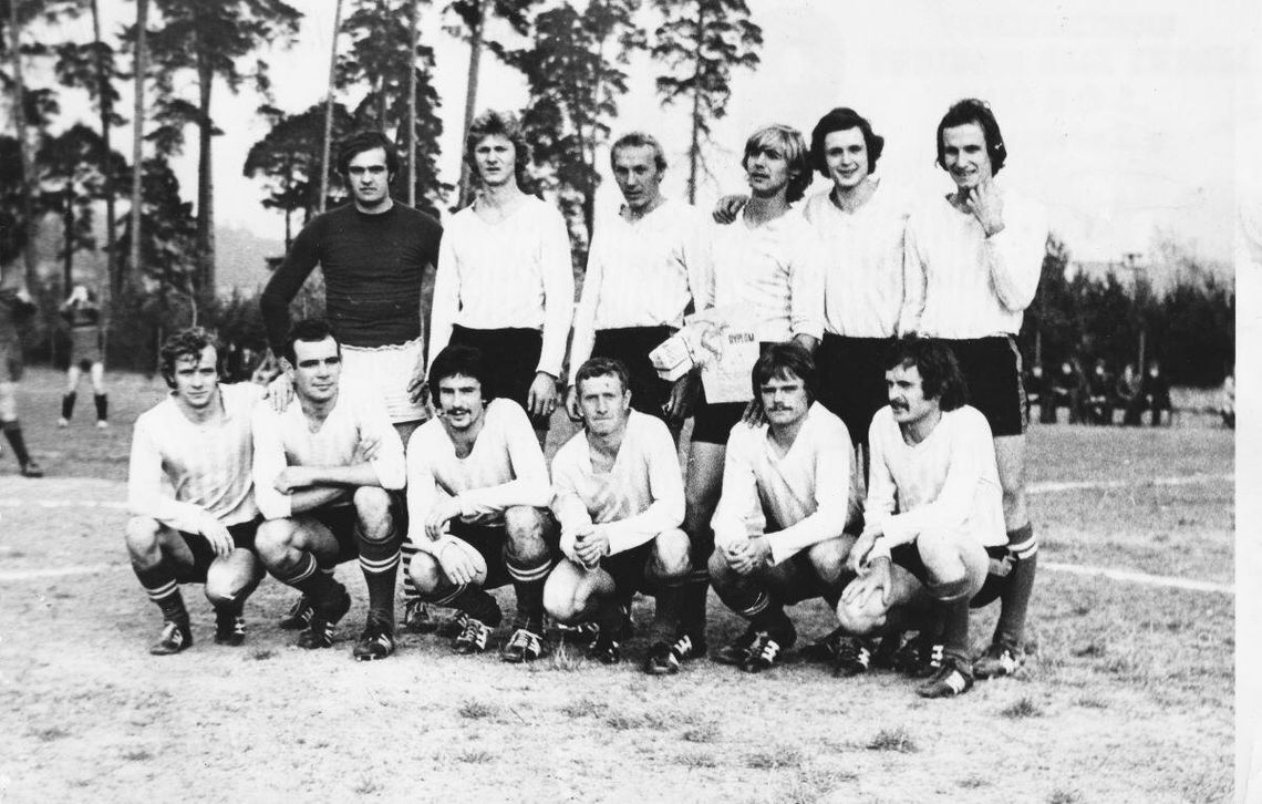 Sokół Zwierzyniec na starym boisku w Zwierzyńcu w niedzielę, 23 października 1977 r. przed wygranym 2:1 meczem z LZS Łabuńki w ramach rozgrywek zamojskiej klasy wojewódzkiej A.