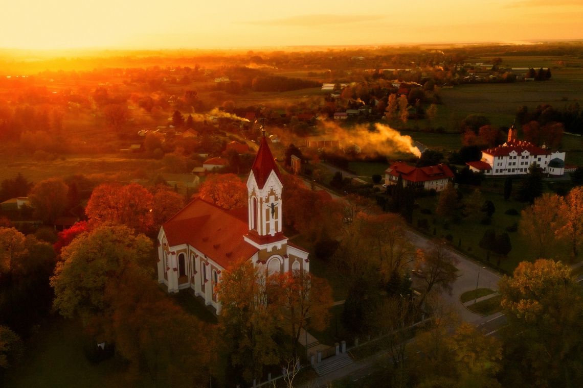 Dwanaście fotografii pokazujących charakterystyczne miejsca Zamojszczyzny znajdzie się w kalendarzu Powiatu Zamojskiego na 2027 rok.