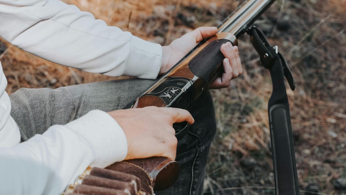 Najpierw postrzeliła dziecko, potem wystrzeliła na komendzie W Komendzie Powiatowej Policji w Szczytnie wystrzeliła broń myśliwska. Trafiła tam jako materiał dowodowy – w niedzielę została z niej postrzelona 2-latka.