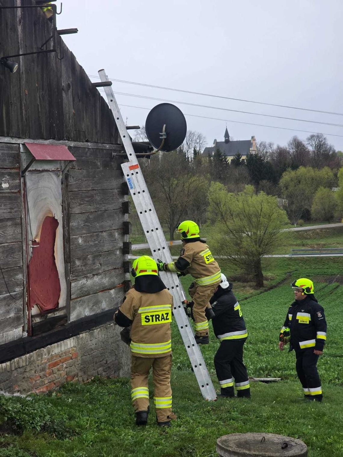 6 kwietnia strażacy odebrali kilkanaście wezwań do usunięcia skutków nawalnego wiatru w różnych miejscach powiatu hrubieszowskiego.