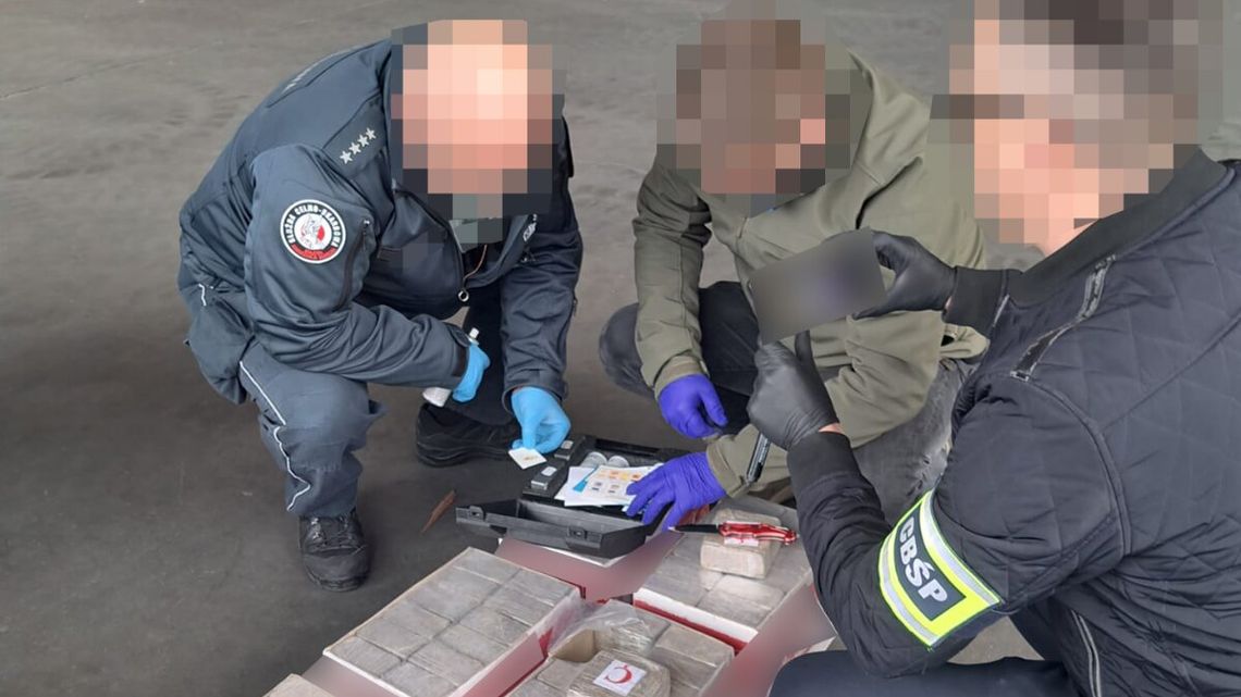 Policjanci zatrzymali jedną z największych prób przemytu heroiny do Polski. W sumie ponad tonę narkotyków. Nadawca wysłał je ze Zjednoczonych Emiratów Arabskich.