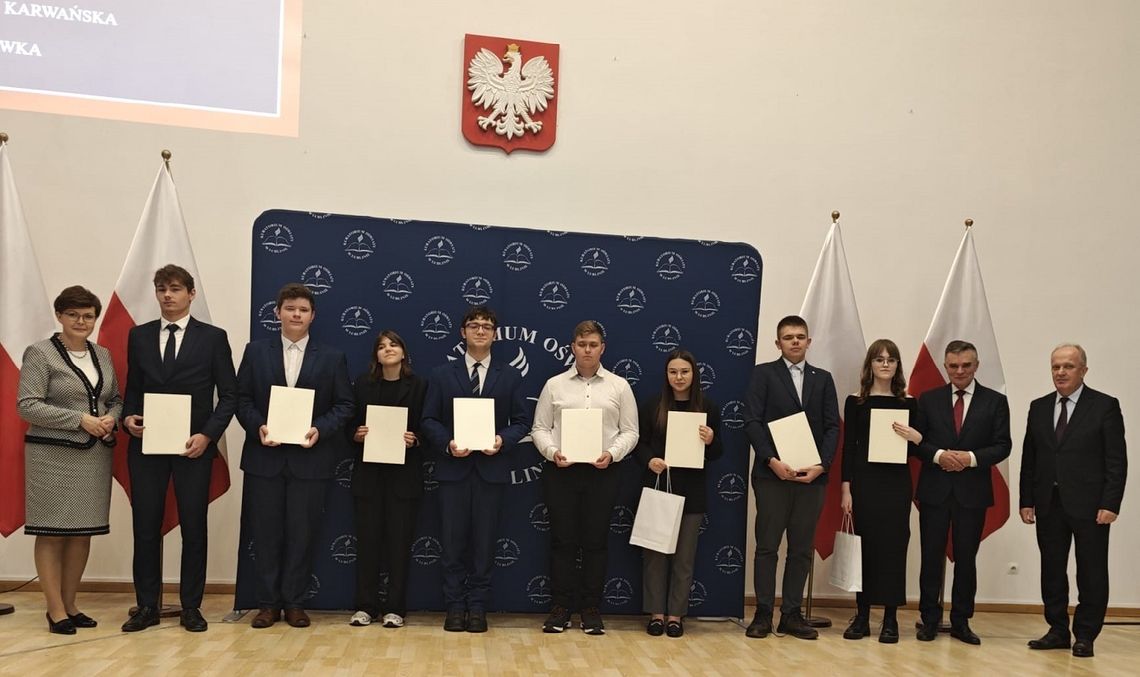 Najzdolniejsi uczniowie z powiatu tomaszowskiego dostali stypendia Stypendystom z powiatu tomaszowskiego gratulował też starosta.