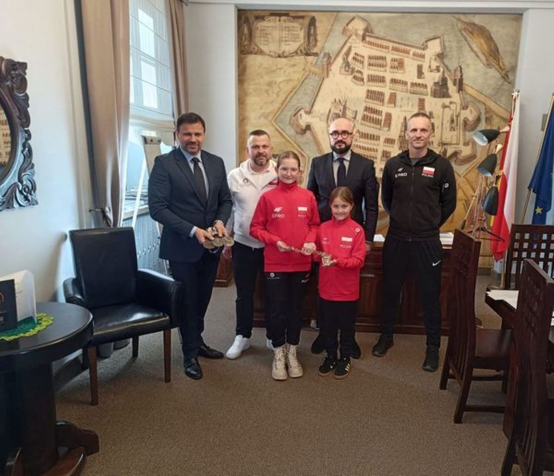 Po powrocie z Peru sportsmenki wraz ze swoim trenerem spotkały się w zamojskim Ratuszu z prezydentem Rafałem Zwolakiem.
