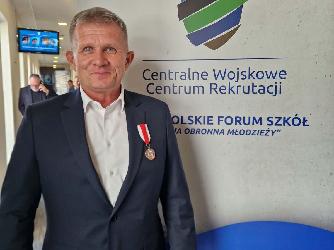 Nauczyciel z Łaszczowa odznaczony Brązowym Medalem za Zasługi dla Obronności Kraju Robert Tama, nauczyciel Liceum Ogólnokształcącego im. Stanisława Kostki Starowieyskiego w Łaszczowie, otrzymał Brązowy Medal za Zasługi dla Obronności Kraju.