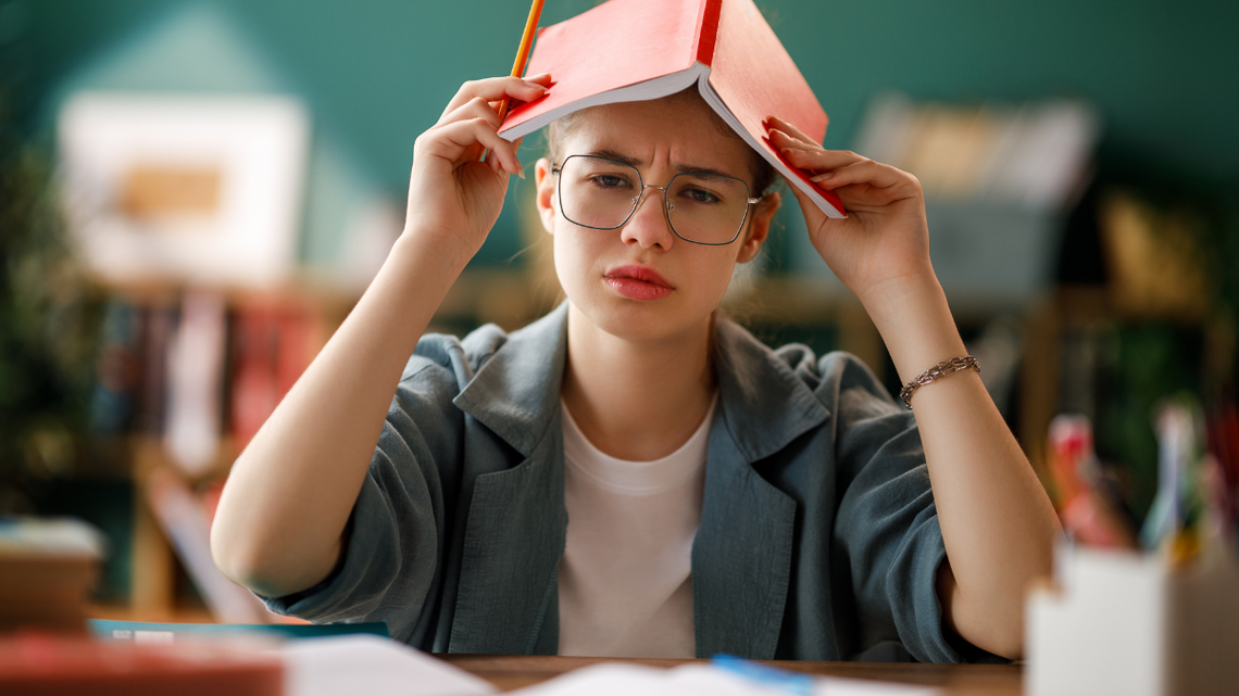 Od ponad roku nauczyciele nie powinni zadawać i oceniać prac domowych. Tyle że wciąż to robią