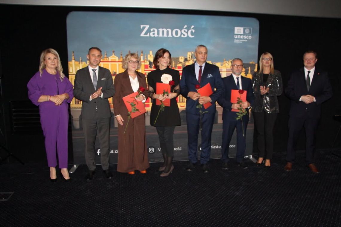 Nagrody prezydenta Zamościa otrzymało 49 nauczycieli i pracowników miejskich placówek oświatowych.