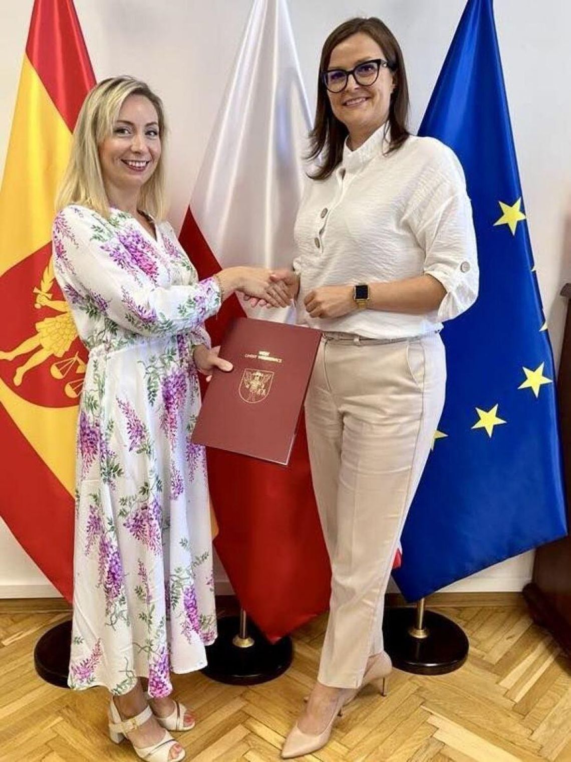 Anna Sołoducha (z lewej) odebrała akt awansu zawodowego z rąk Moniki Podolak, wójta Gminy Werbkowice.