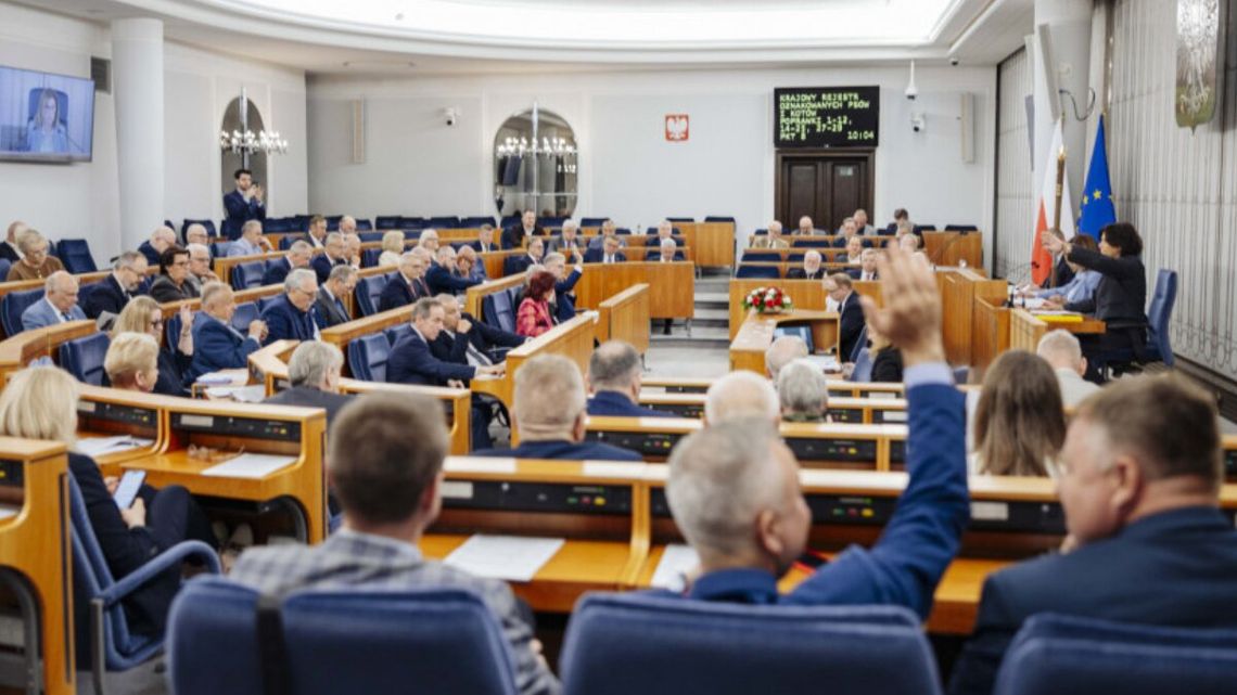 Nie będzie referendum. Senat jest na NIE. Kancelaria Prezydenta komentuje Senat odrzucił propozycję prezydenta Karola Nawrockiego w sprawie referendum na temat polityki klimatycznej Unii Europejskiej. Poparli je tylko senatorowie PiS.