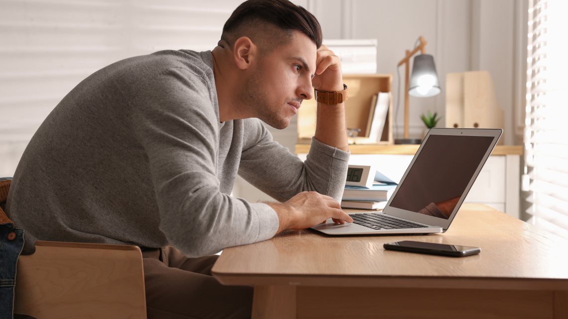 Komputer, telefon komórkowy, tablet… Może się wydawać, że są poza zasięgiem kontrolerów od abonamentu RTV. Tymczasem Poczta Polska nalicza go również w przypadku tych urządzeń.