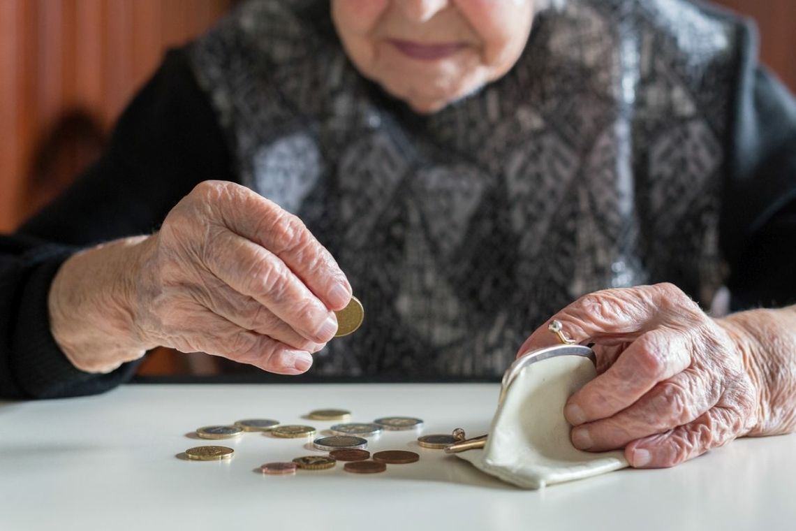 Nie taki radosny dzień babci i dziadka. Seniorzy muszą walczyć z długami