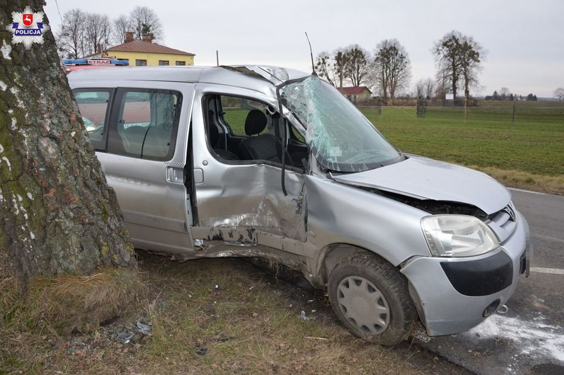 Nie wyrobił się na śliskim zakręcie. Peugeot uderzył w drzewo