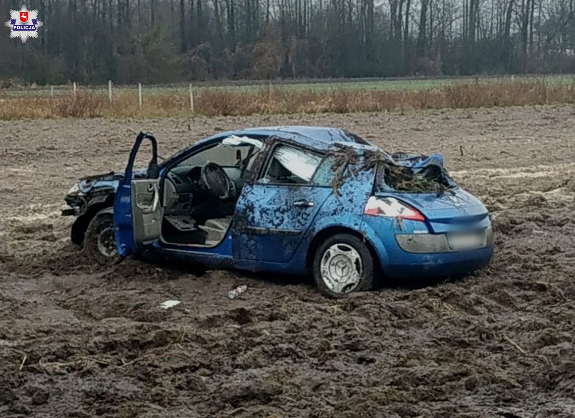 Kierowca renaulta nie zachował ostrożności podczas wyprzedzania. Stracił panowanie nad kierownicą, zjechał na pobocze, po czym dachował.