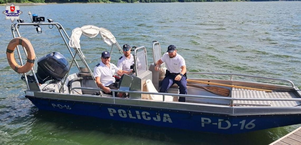 Akcję ratunkową przeprowadzili starszy aspirant Sebastian Winiarski, młodszy aspirant Jacek Borsuk oraz starszy sierżant Piotr Bigas, którzy w sezonie letnim każdego dnia dbając o bezpieczeństwo wypoczywających nad nieliskim zalewem, patrolują zbiornik przy wykorzystaniu policyjnej łodzi.